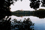 Blick vom Hafen auf Burg Schreckenstein